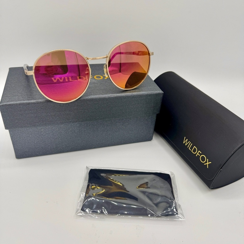 NWT Wildfox Dakota Deluxe Sunglasses Classic Round Gold NEW with case and cloth
